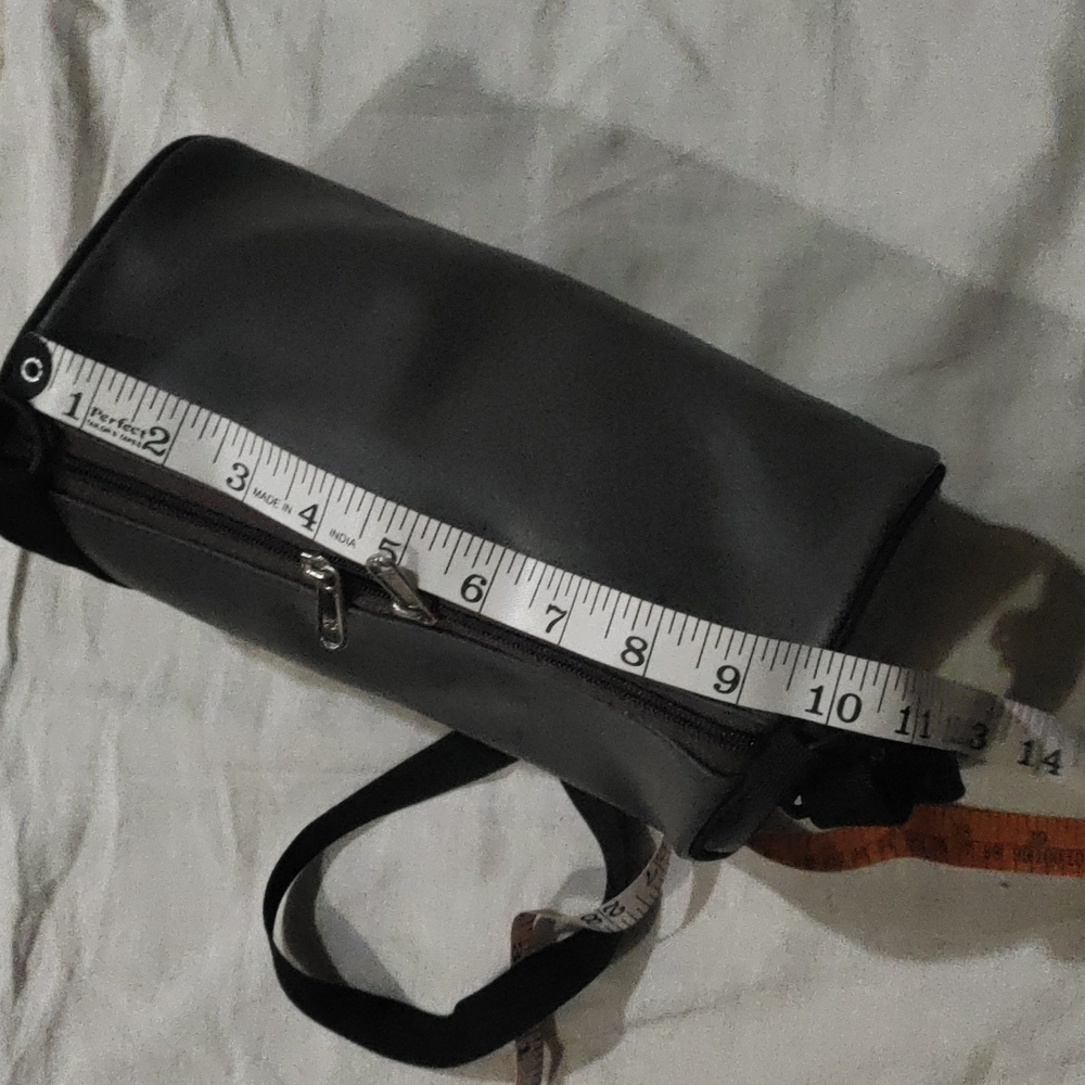 Soft leather cylinder sling bag light weight - Picture 9 of 9